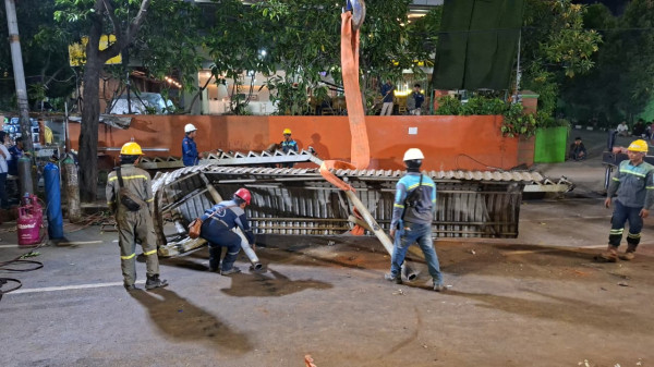 Penampakan Tiang dan Tangga JPO Tendean Dipotong Petugas Gabungan