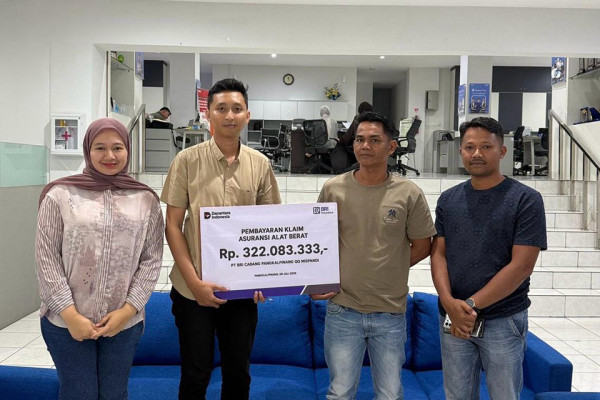 Gerak Cepat, BRI Insurance Serahkan Klaim Asuransi Alat Berat Rp322 Juta ke Nasabah Pangkal Pinang