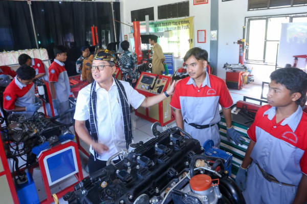 Mesin Diesel dan Bensin Toyota Kini Jadi Alat Peraga di Dua SMK Lombok, Ini Alasannya
