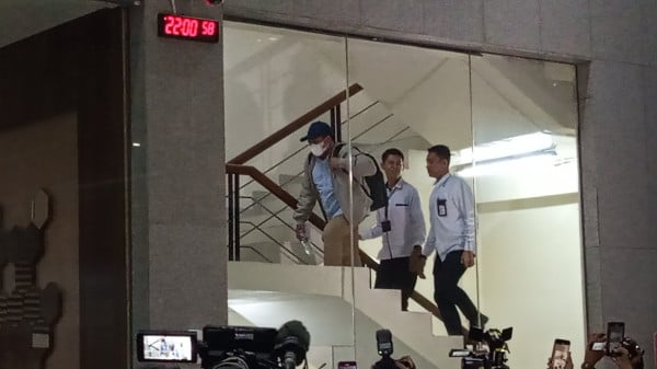 Penampakan Bupati Lombok Barat Lalu Ahmad Zaini Tiba di KPK usai Terjaring OTT