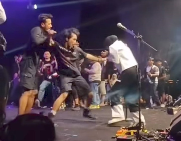 Viral! Tantri Kotak Nyaris Dipeluk Penonton Pria di Atas Panggung