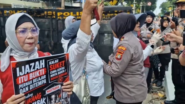 Demo Kantor Setwapres, Emak-emak Tuntut Gibran Tunjukkan Ijazah SMA