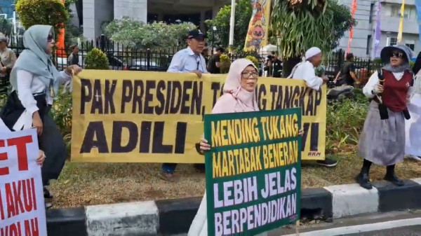 Demo Kantor Setwapres, Emak-emak Tuntut Gibran Tunjukkan Ijazah SMA
